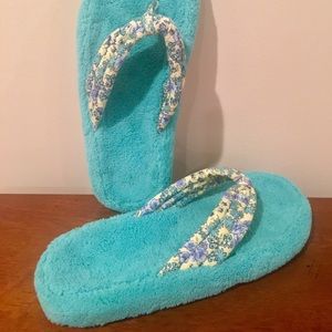 Soft and fuzzy flip flop slippers.